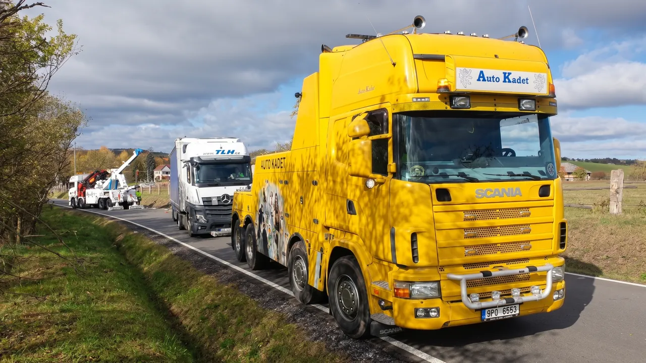 Těžký odtahový speciál Scania Auto Kadet při odtahu kamionu